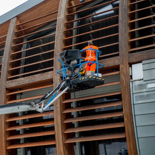 Bezpieczeństwo pracy na zwyżkach: kluczowe zasady i przepisy