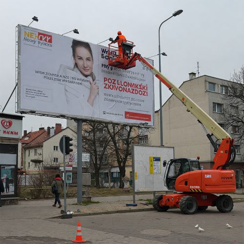 Wynajem zwyżek dla firm reklamowych – montaż billboardów i banerów